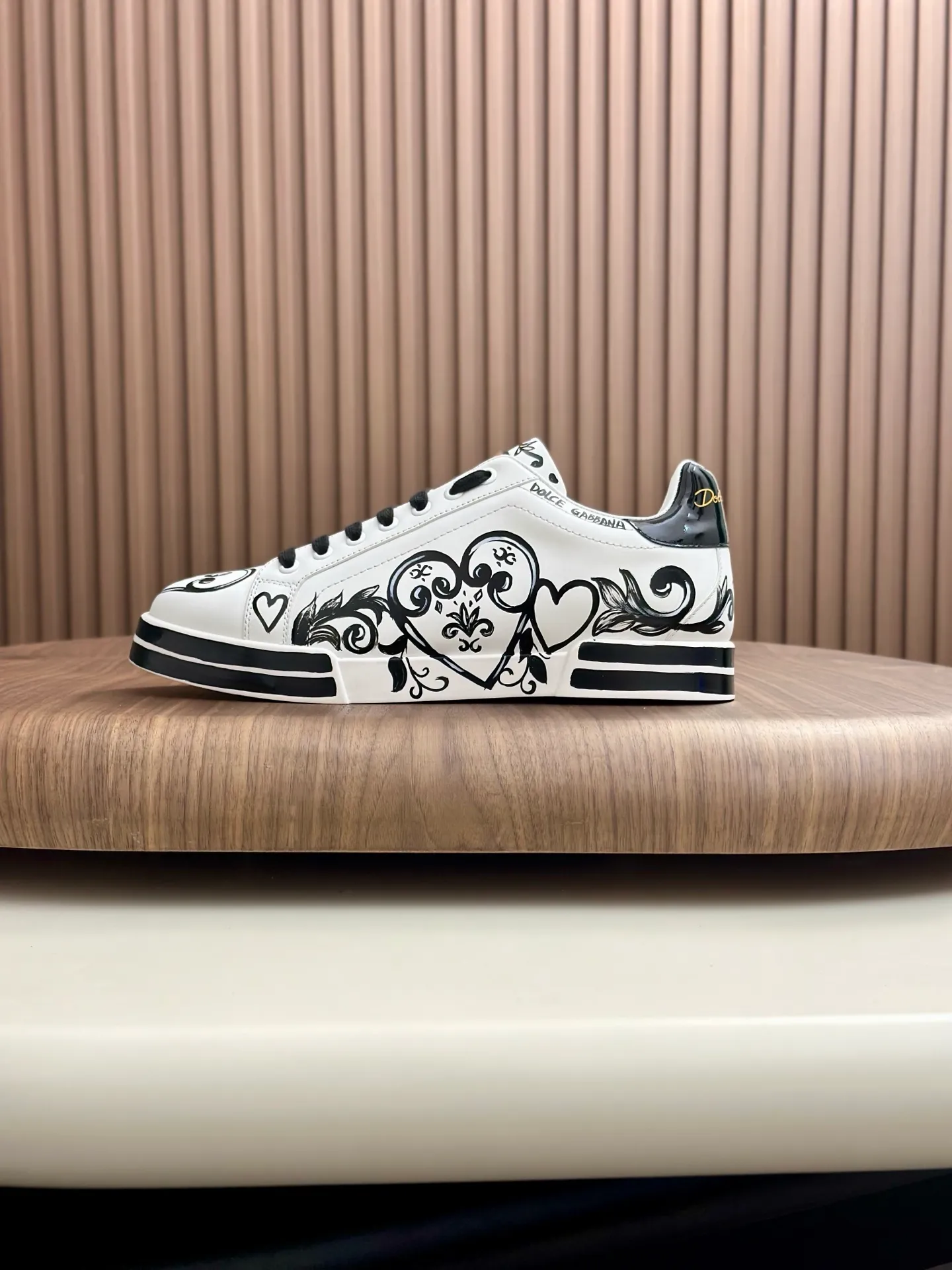 New product 💰900 DG Dolce & Gabbana men's shoes 💰ortofino graffiti calfskin sneakers ♞size; 39~44 (customized 38.45.46) Iconic men's shoes 💰ortofino series of sneakers, classic and timeless style, now presented with fashionable details. The calfskin engraved DG logo is a subtle finishing touch. Men's shoes💰ortofino calfskin sneakers: